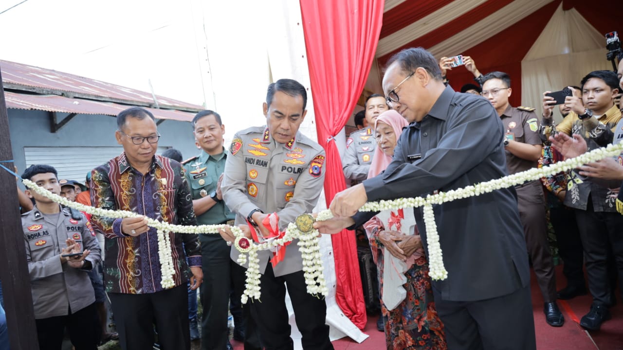 Kapolda Kalsel Irjen Andi Rian Djayadi Resmikan Program Bedah Rumah Di