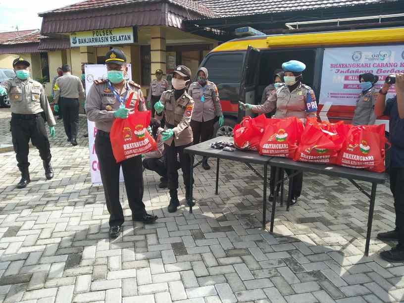 Bhayangkari Polresta Bagi Ratusan Sembako Nasi Kotak  dan 